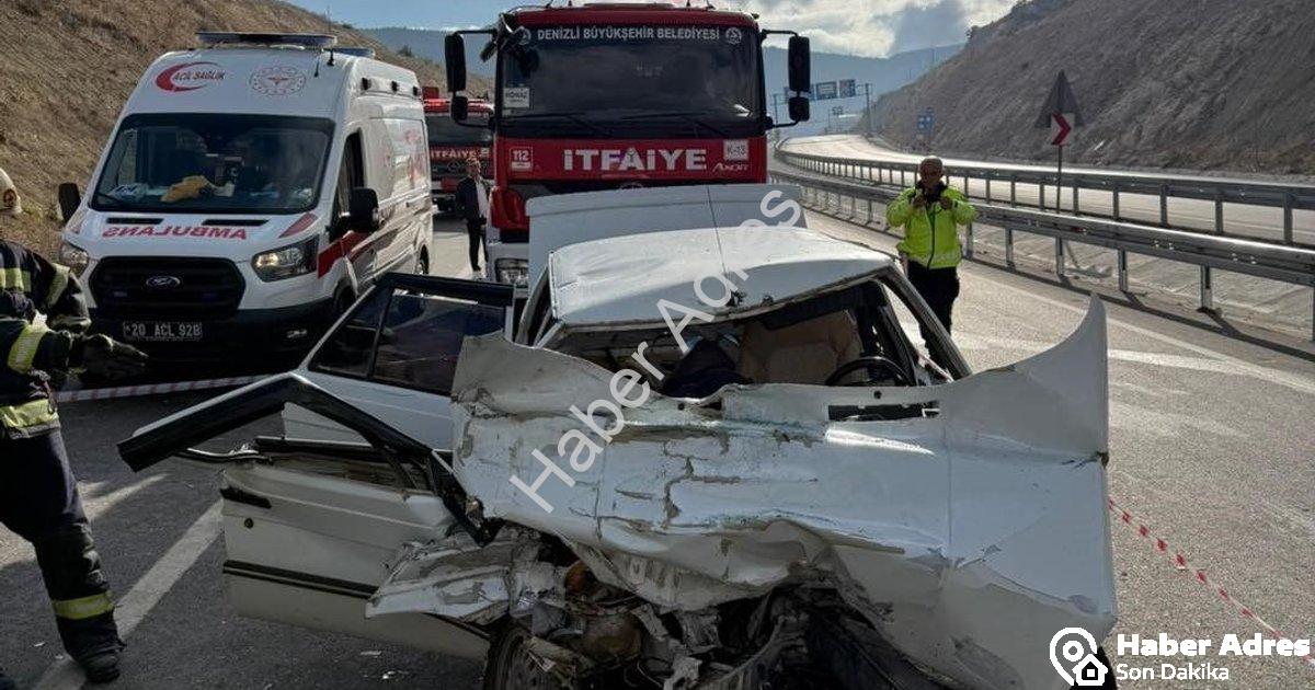 "Denizli'de Feci Kaza: Otomobil Kamyona Ok Gibi Saplandı, 1 Ölü" başlıklı haber için fotorealistik,